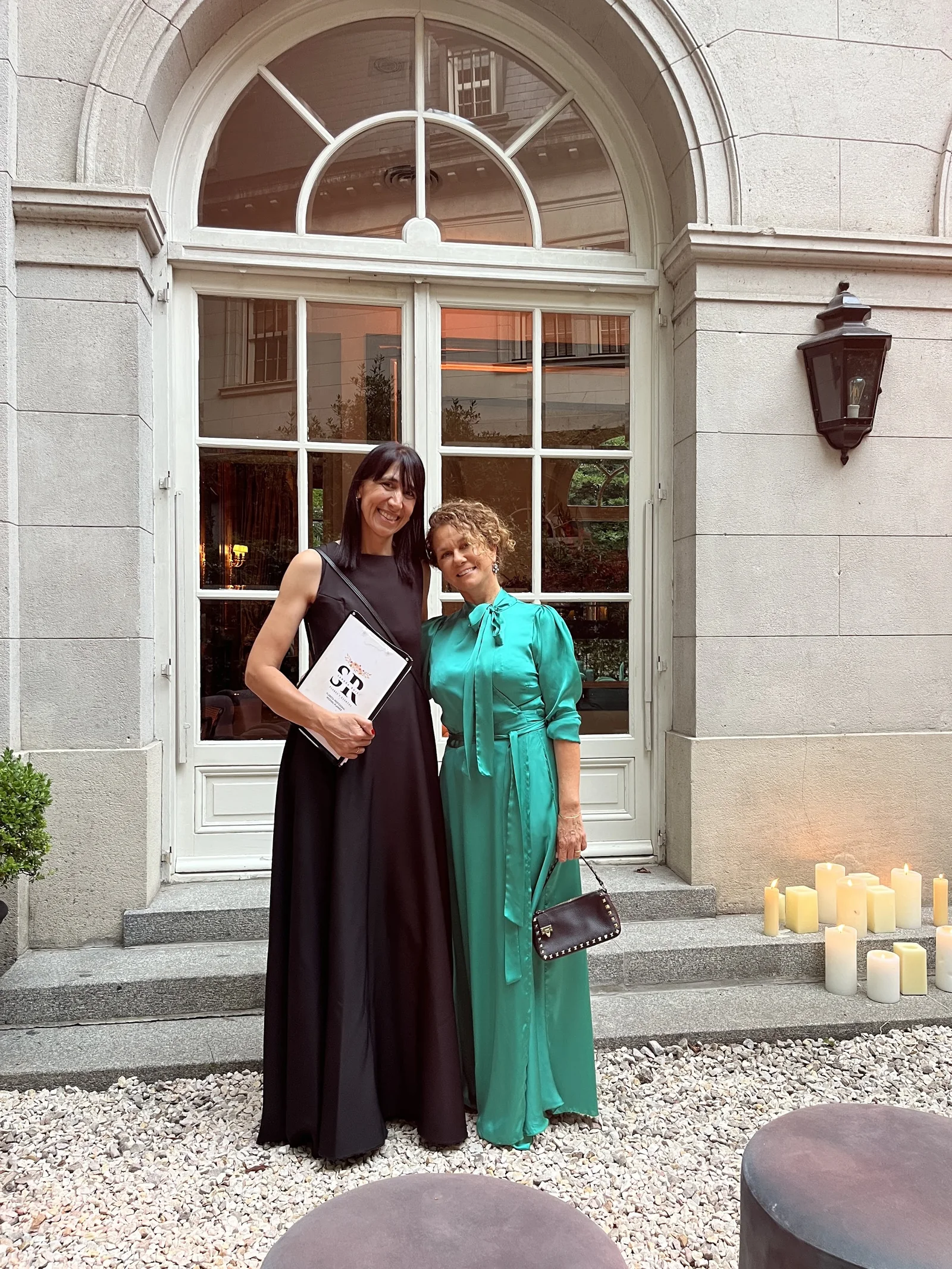 Sandra Ruiz con vestido negro y su carpeta en Casa Ocampo