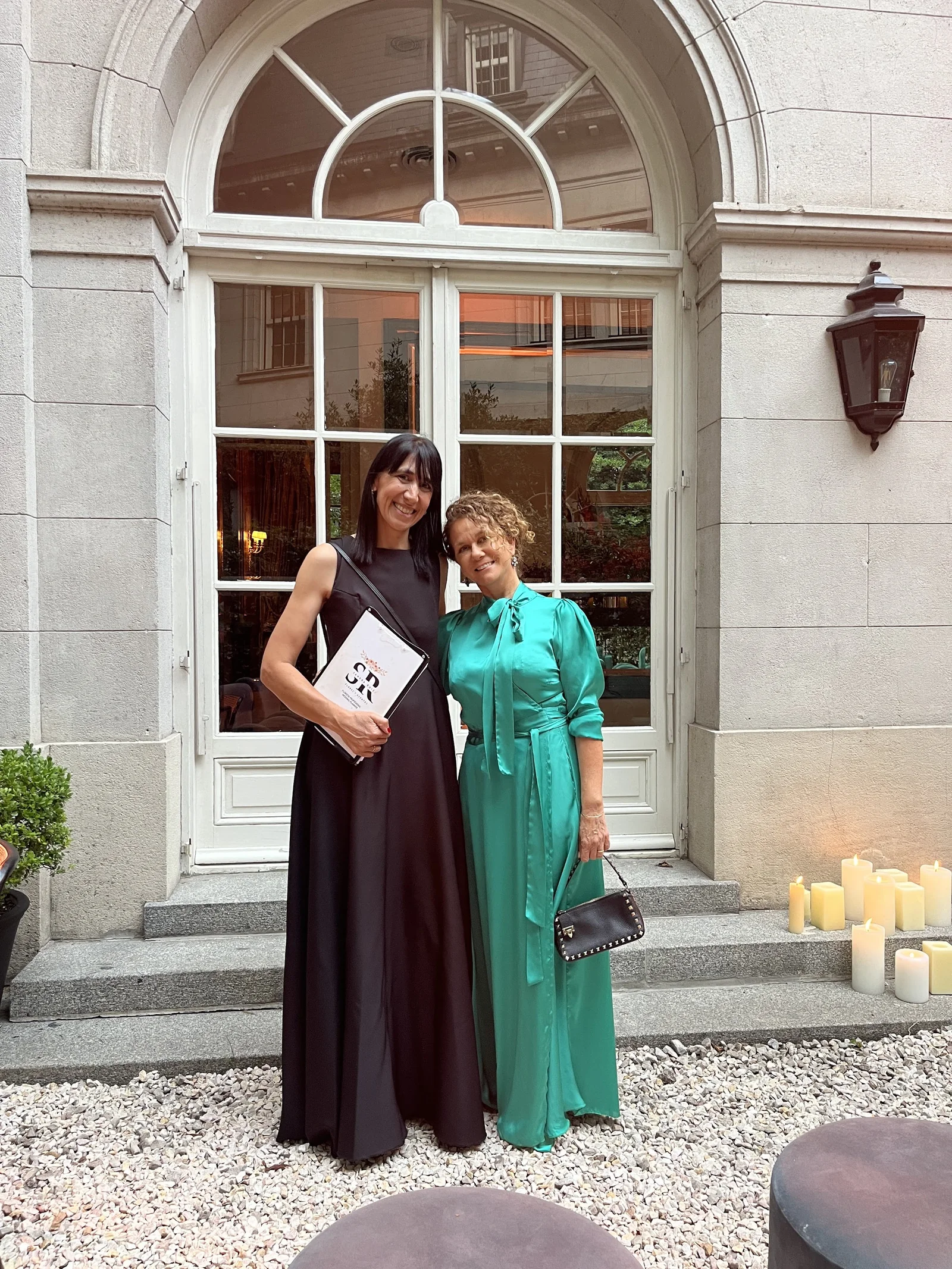 Sandra Ruiz con vestido negro y su carpeta en Casa Ocampo