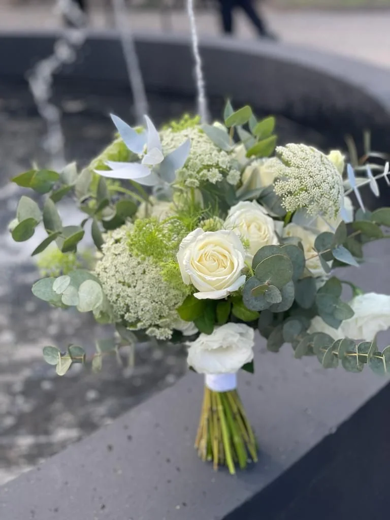 Ramo de novia de rosas blancas y eucalipto